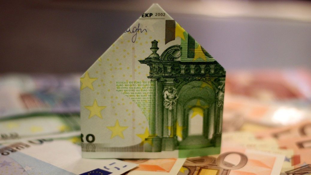 Peníze - bankovky - eura - dům - zrušení daně z nabytí