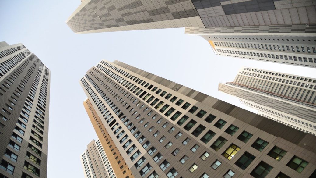 Realitní trh - město - výškové budovy