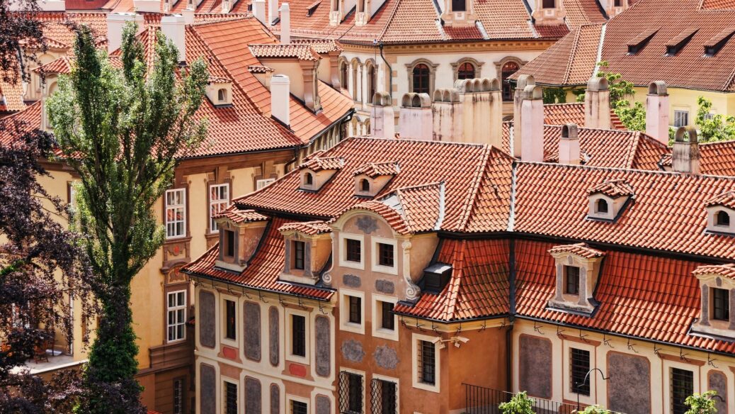 Pražské domy - byty - střechy - bydlení