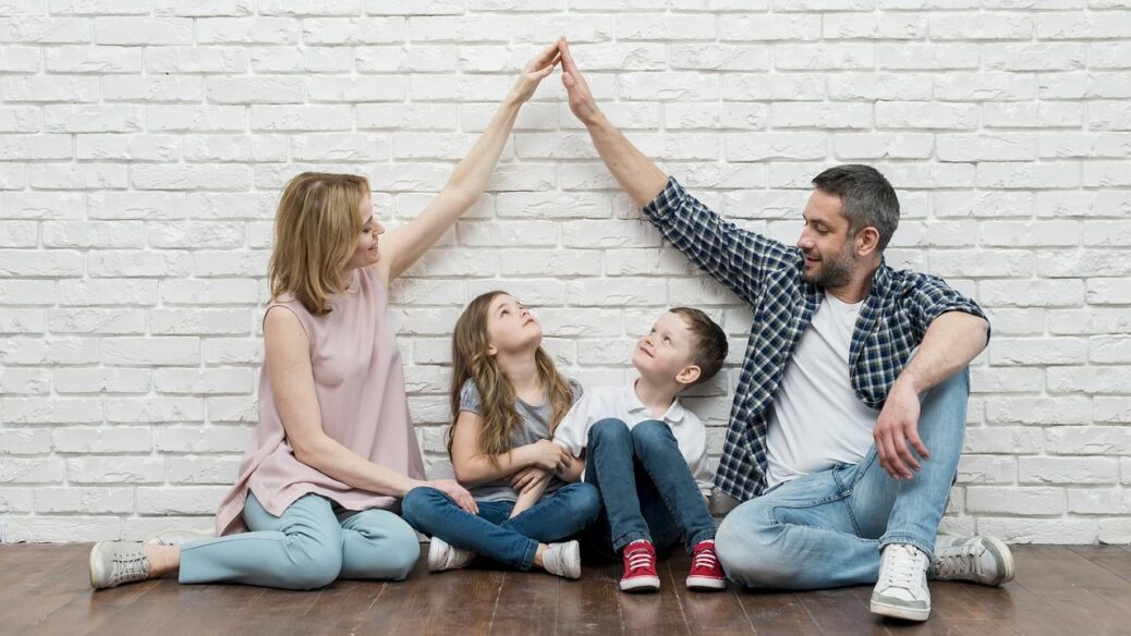 Rodina - bydlení - rodiče s dětmi na podlaze